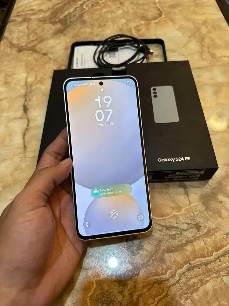 Samsung Galaxy S24 FE 5G 256GB dengan kondisi mulus dan normal 100%.