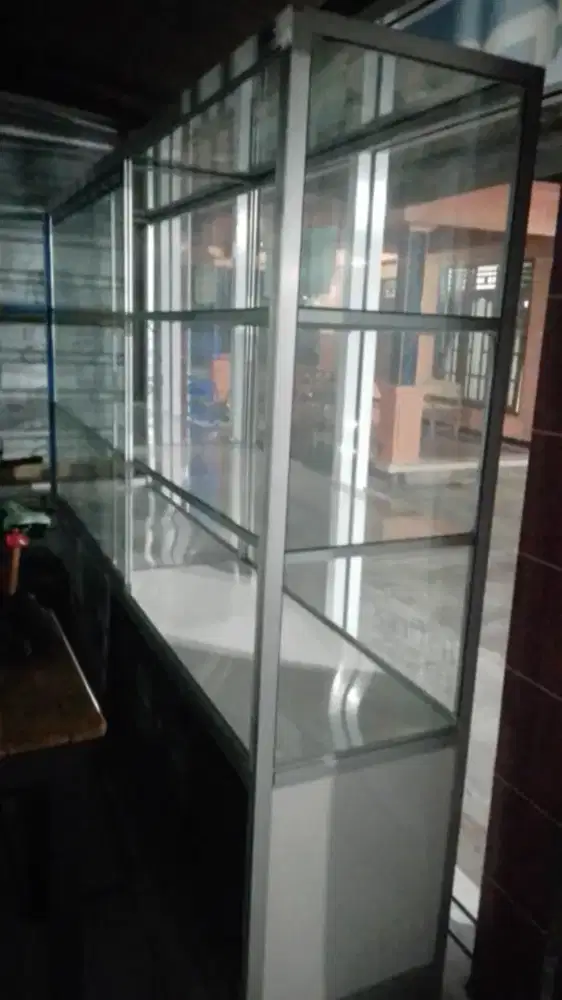 Etalase bekas Ukuran P 2,5 mtr dan tinggi 2 mtr