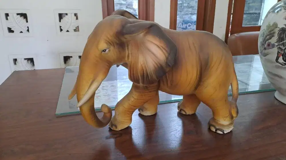 Patung Pajangan Keramik Gajah Afrika Matte.