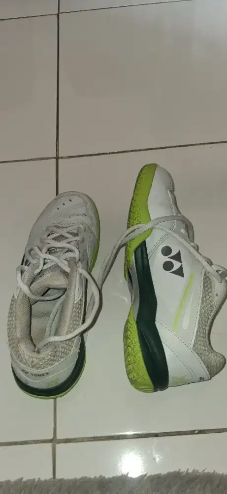 Di jual sepatu badminton  yonex