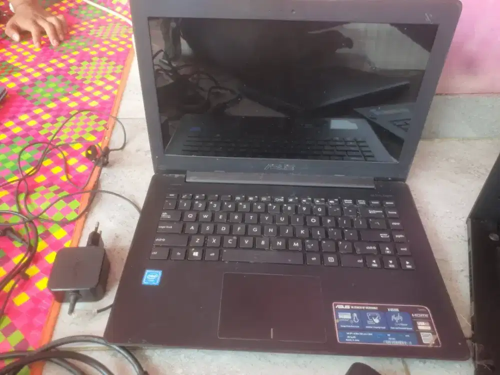 Asus celeron ram 2GB HDD 500 GB masih bawaan pabrik tinggal pakai