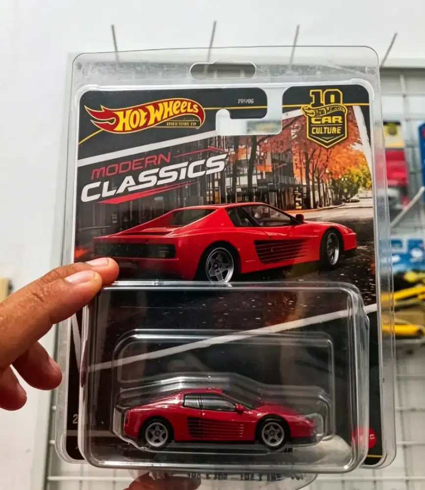Hot Wheels Premium – Ferrari Testarossa ( with protector )