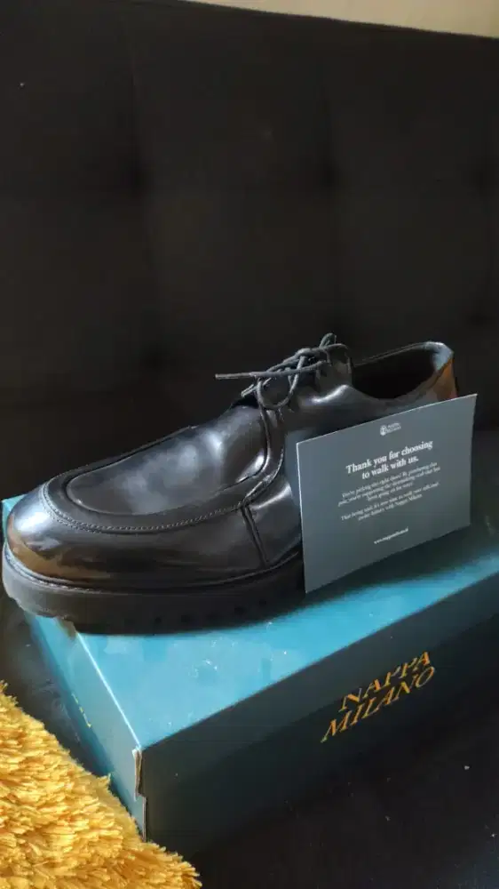 Sepatu Pam Laces (Black) dari brand terkenal Nappa Milano ukuran 43