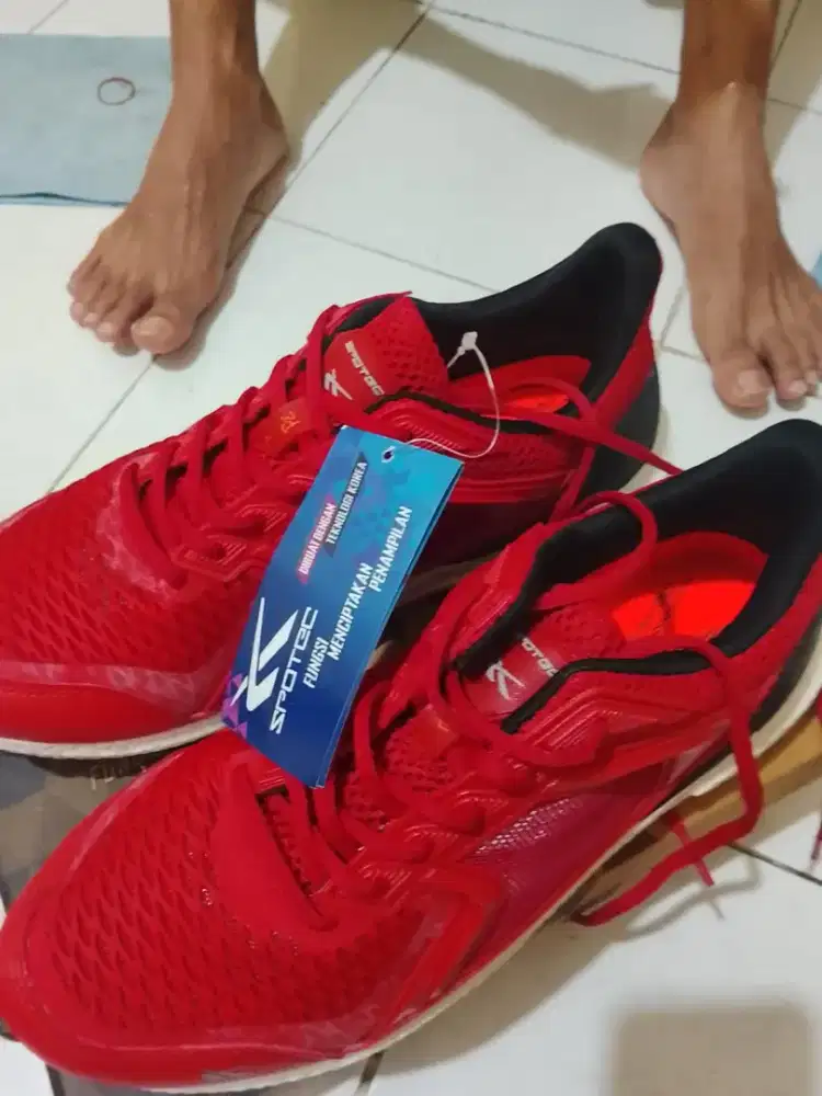 SEPATU RUNNING KONDISI BARU