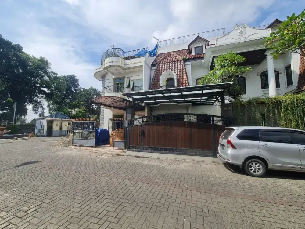 Dijual Villa Mewah Putri Hijau Komplek Green Garden