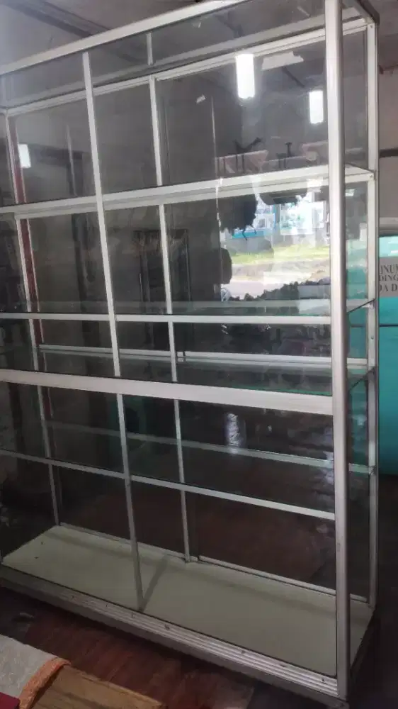 Etalase kaca tinggi