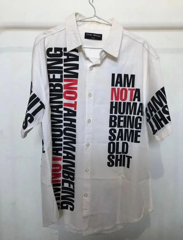 kemeja unik warna putih imnotahumanbeing size M besar