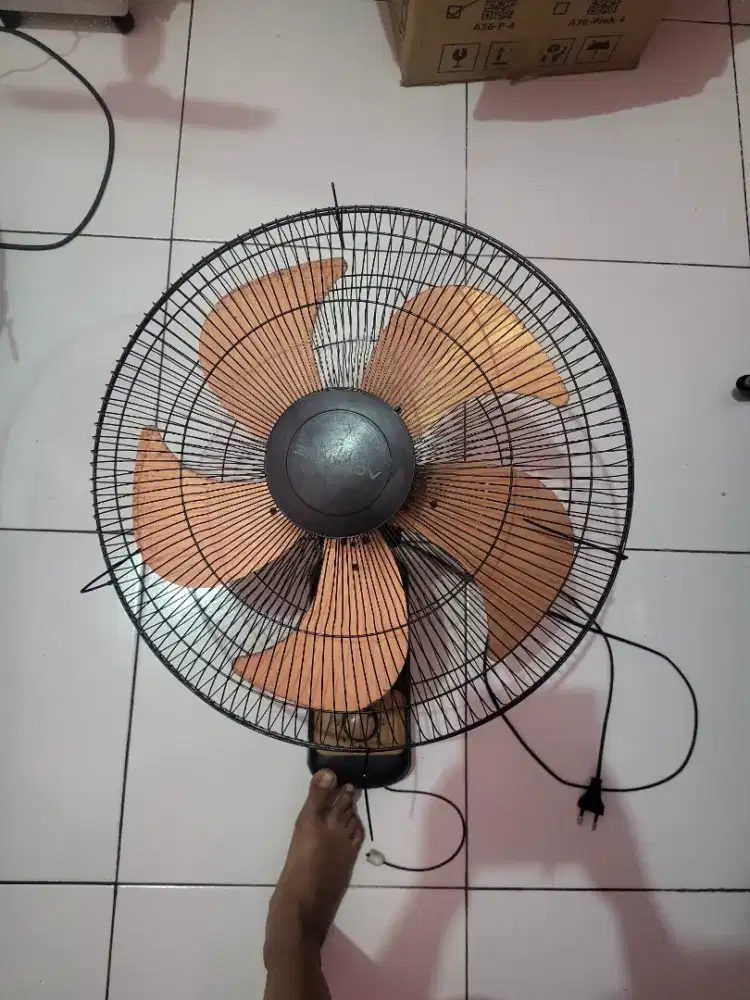 Kipas advance 18inch besar, besi kokoh, kondisi mati ga kepake nego