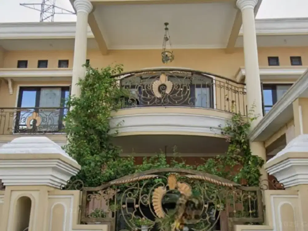 Rumah di Manyar Surabaya Kondisi Bagus Megah Lingkungan Nyaman