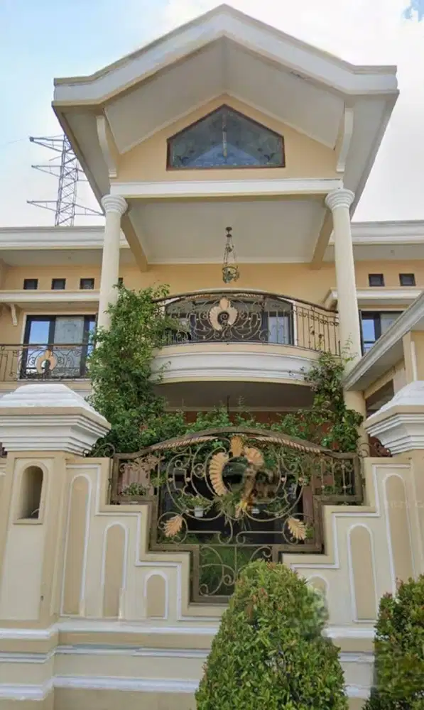 Rumah di Manyar Surabaya Kondisi Bagus Megah Lingkungan Nyaman