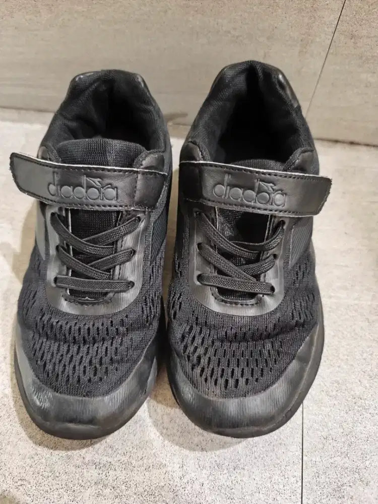 DIADORA (SIZE 33)