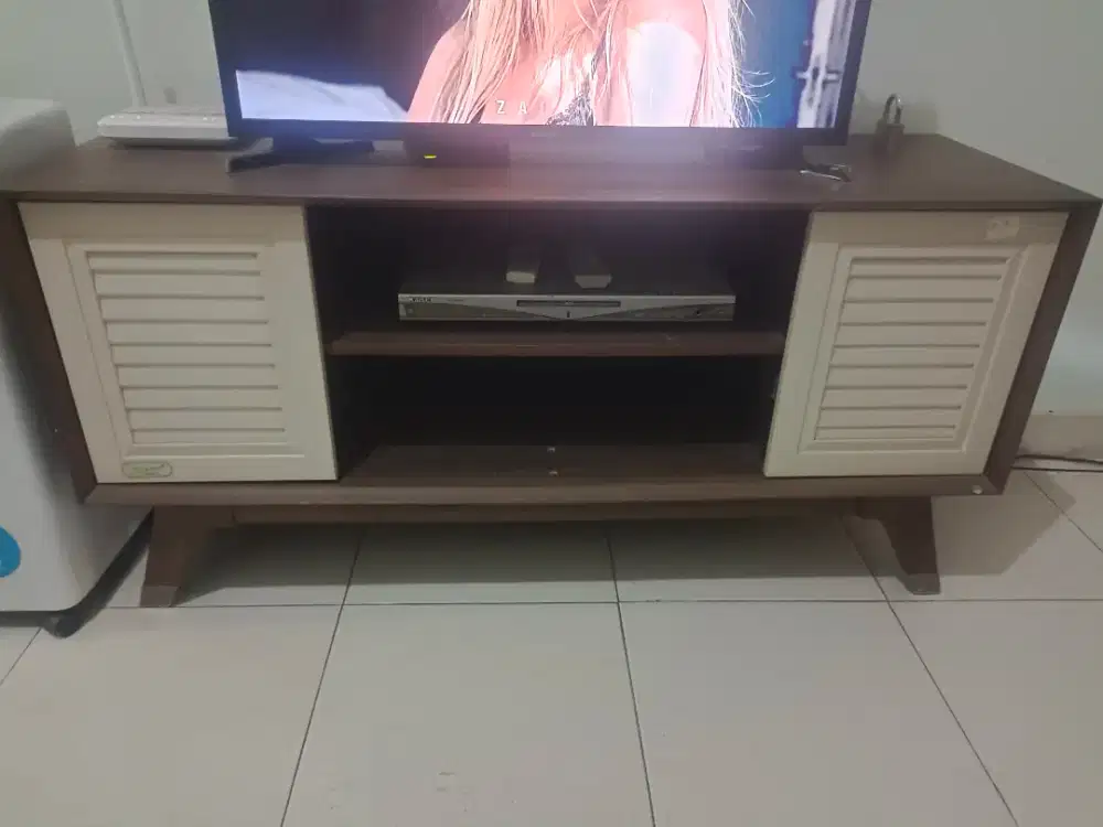 Jual meja TV (Kondisi bagus)