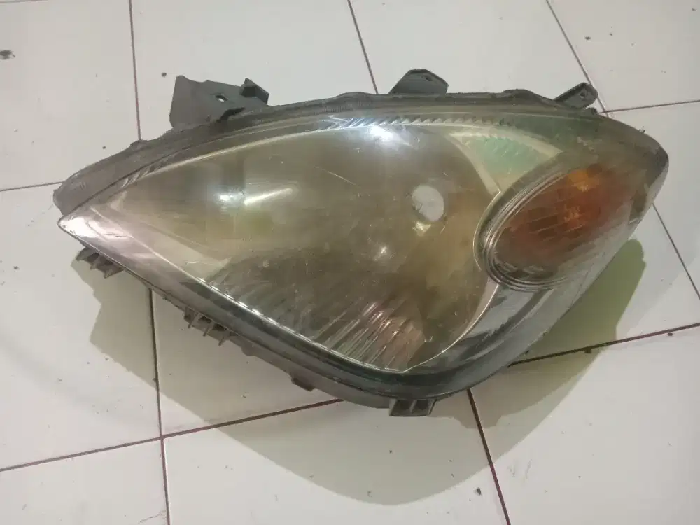 Lampu mobil avansa