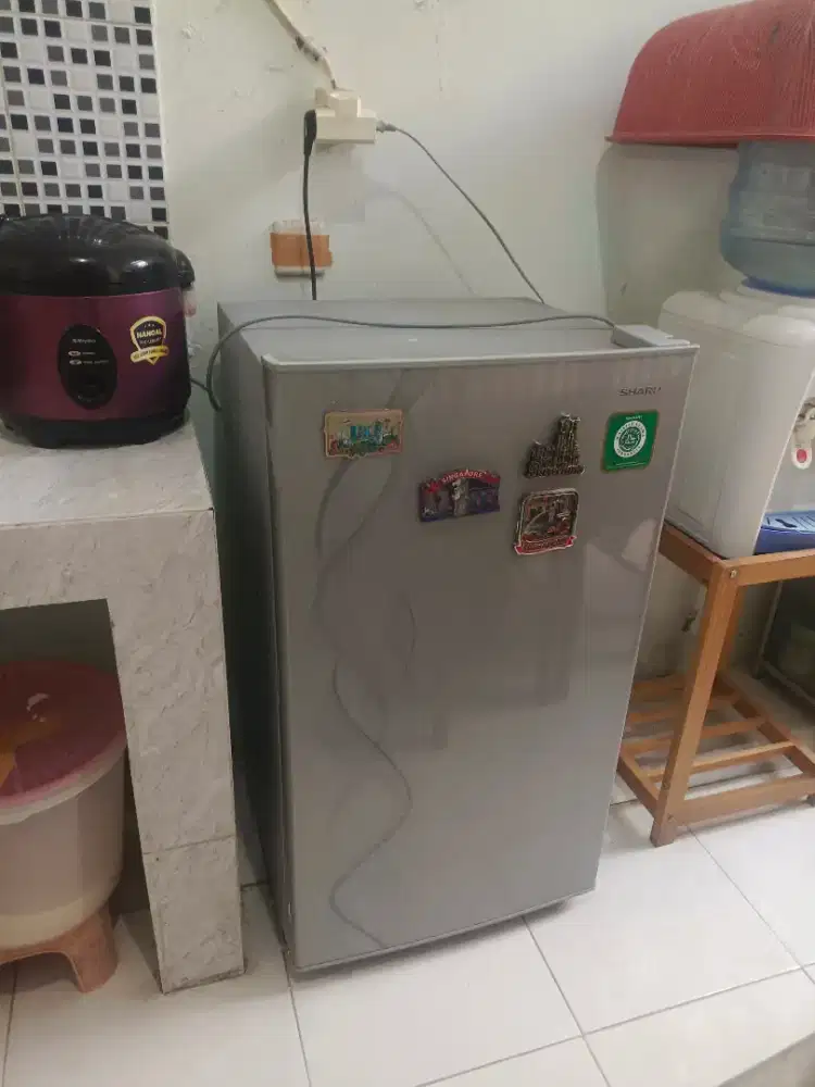 Jual kulkas Sharp 1 pintu (kondisi bagus)