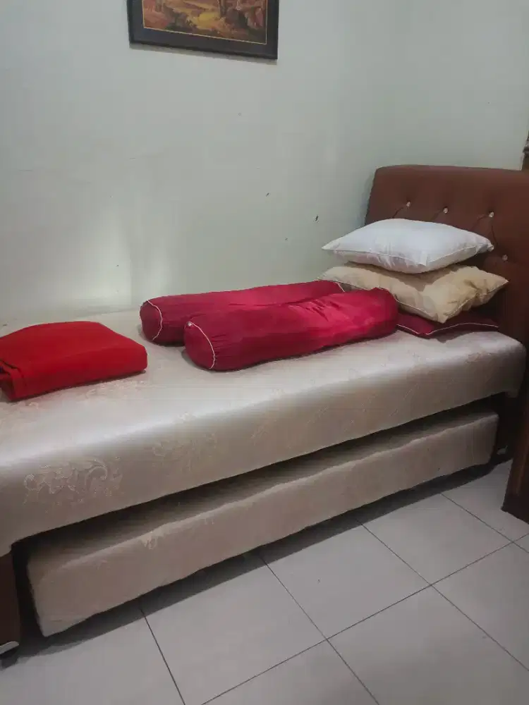 Tempat tidur single bad (double atas bawah, kondisi bagus)