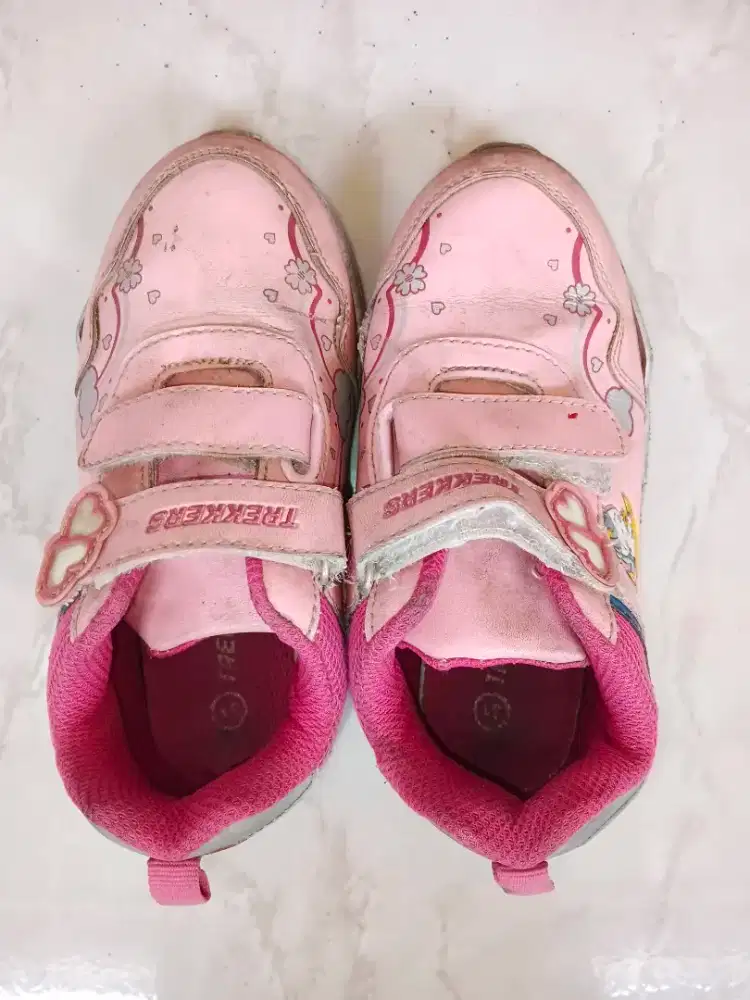 Sepatu anak anak sekolah