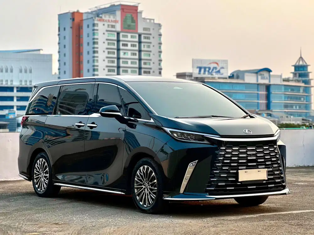 Lexus LM350 Hybrid Like New