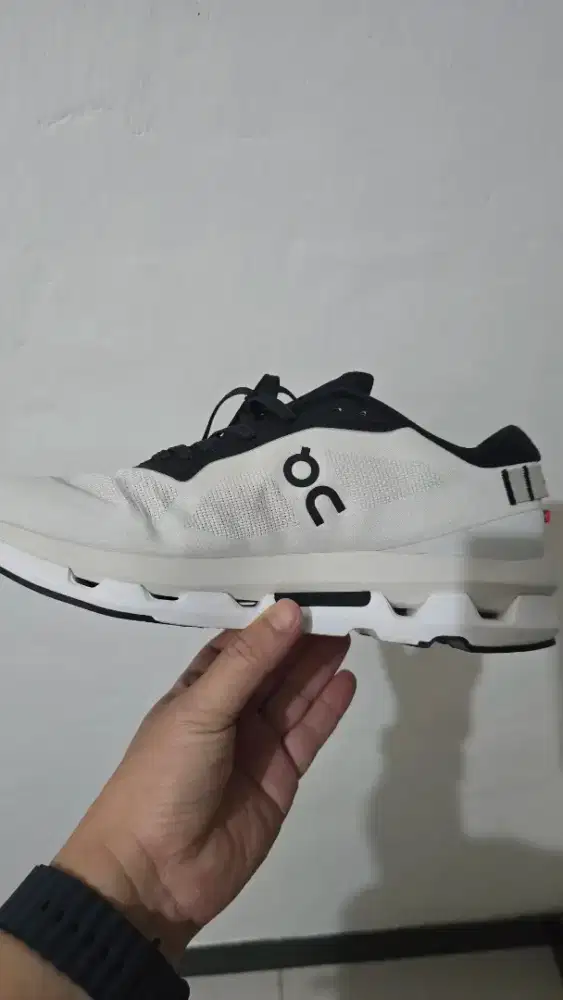 Jual sepatu on cloud