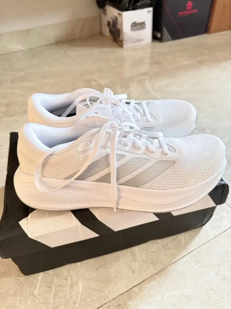 Sepatu sneakers