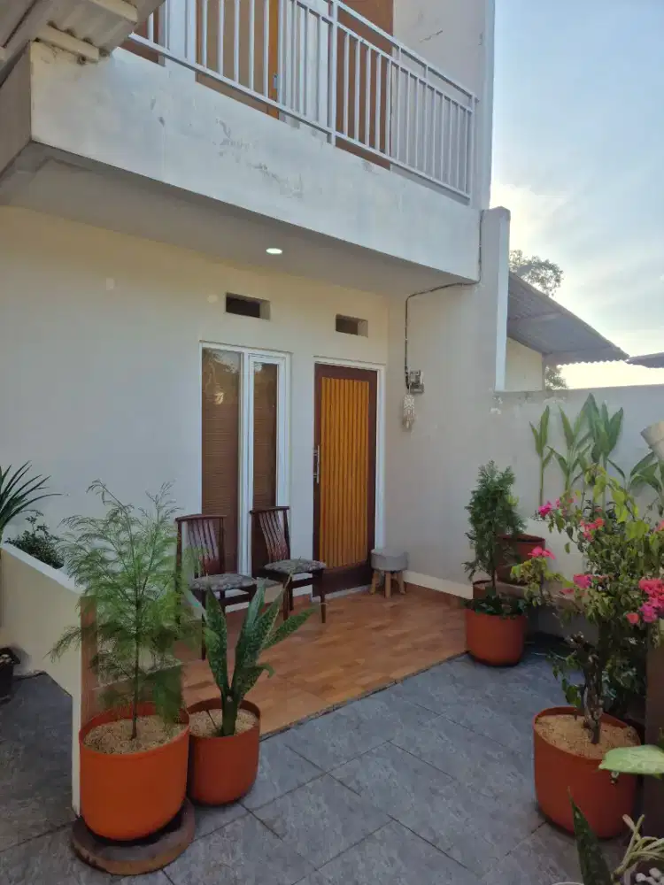 Disewakan Rumah Asri dengan Balkon, Kitchen Set, AC & Water Heater