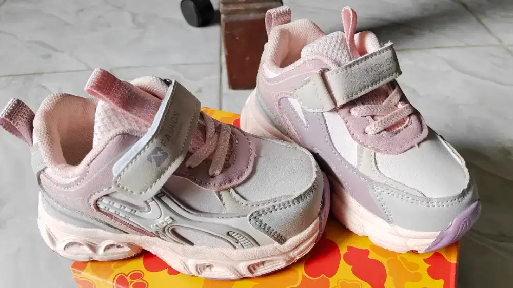 Sepatu anak perempuan ukuran 24 ada lampu menyala
