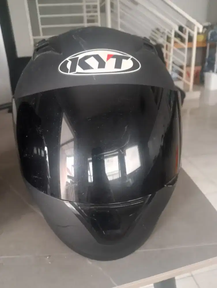 Helm KYT hitam dof