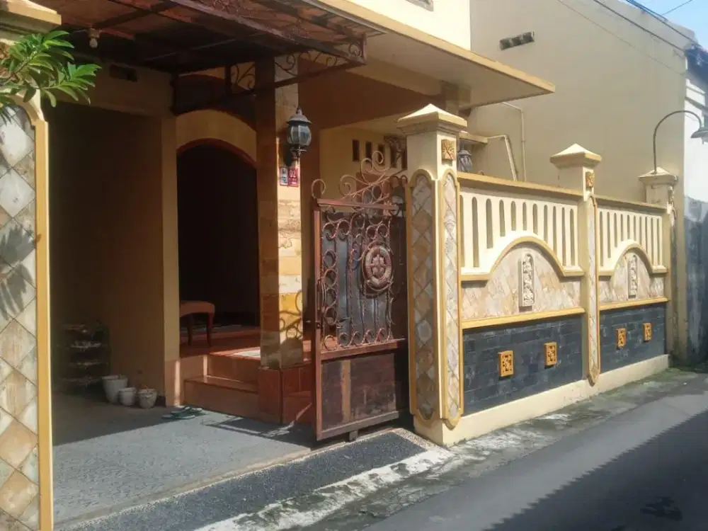 DIJUAL RUMAH TERAWAT LINGKUNGAN NYAMAN DI CEMANI GROGOL