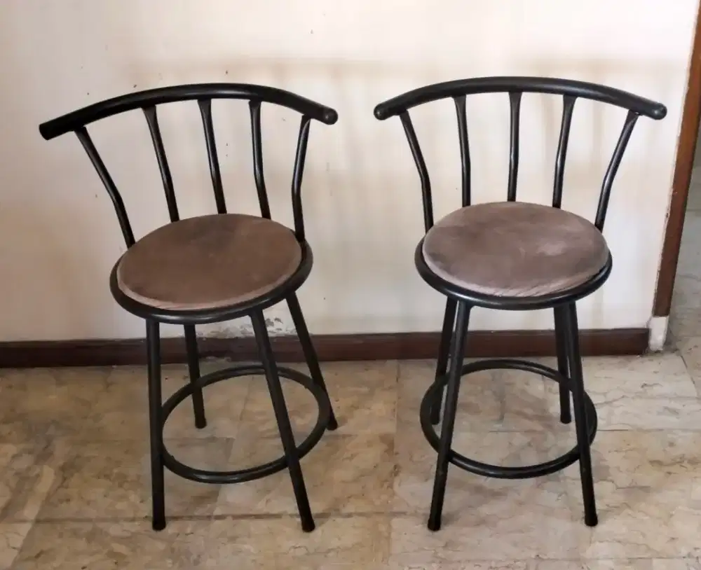 Sepasang kursi bar stool