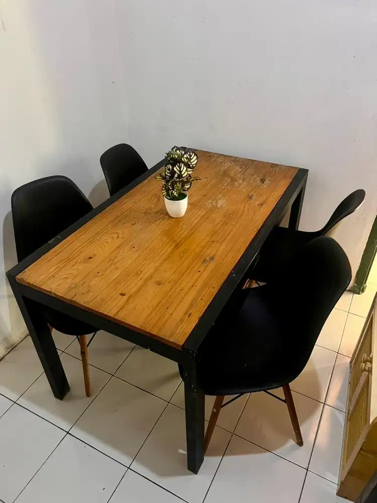 Meja Makan Infrm 1 Set