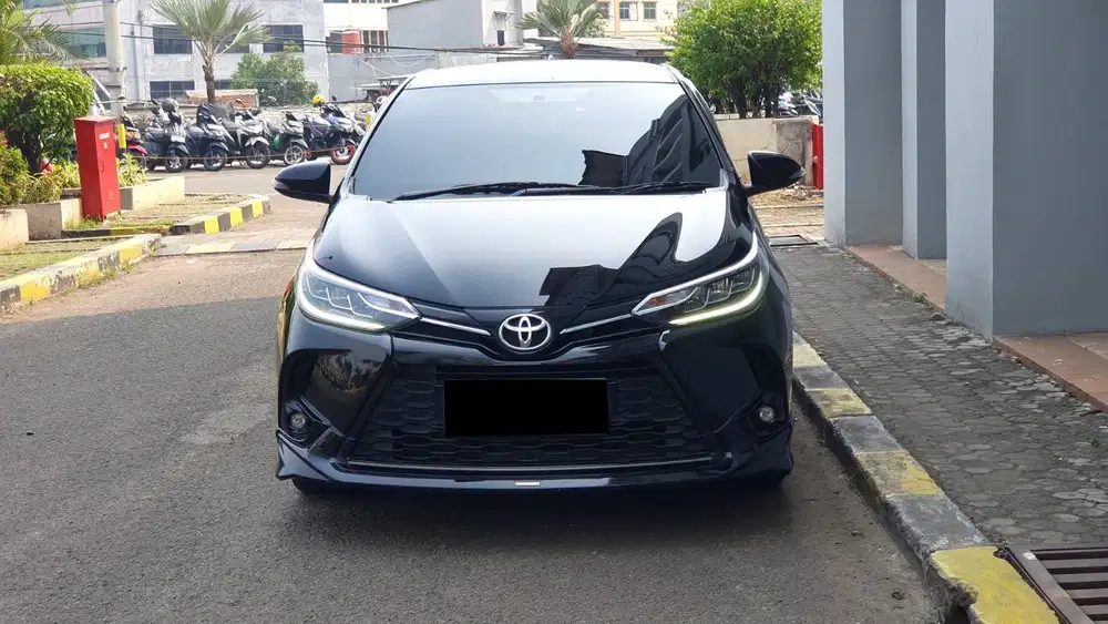 Toyota Yaris 1.5 S CVT GR Sport AT Hitam Metalik 2021 Like New Low Km