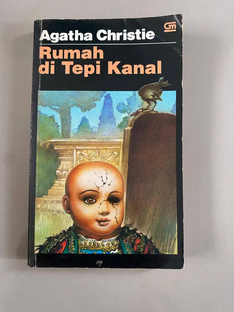 NOVEL AGATHA CHRISTIE - RUMAH DITEPI KANAL - GRAMEDIA – PRELOVED