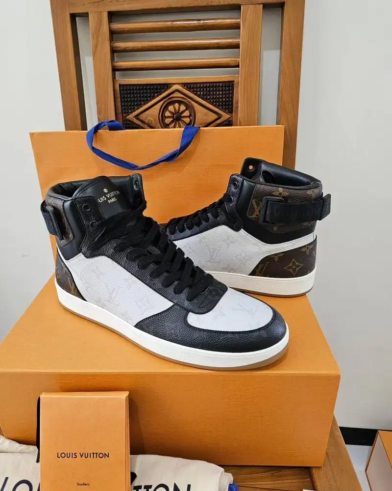 Sepatu LV Rivoli