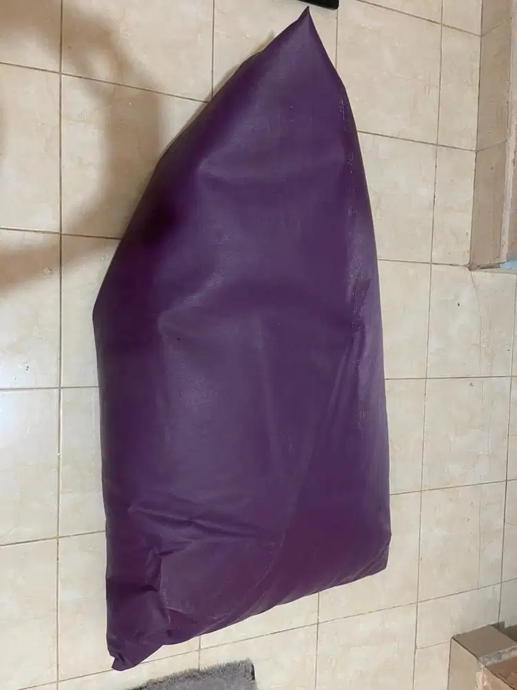 Bean bag warna abu dan ungu