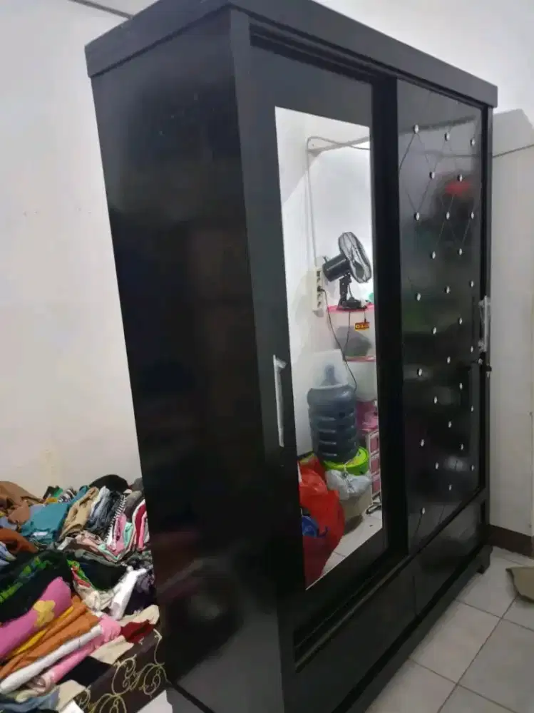 Eamtau baju dua pintu