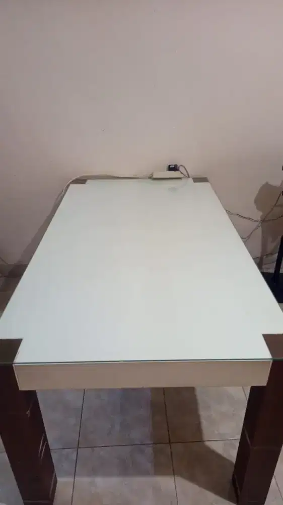 Meja makan bahan rubberwood