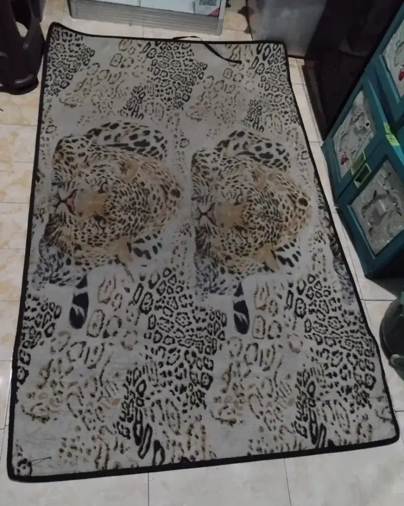 Karpet bulu tebel motif harimau