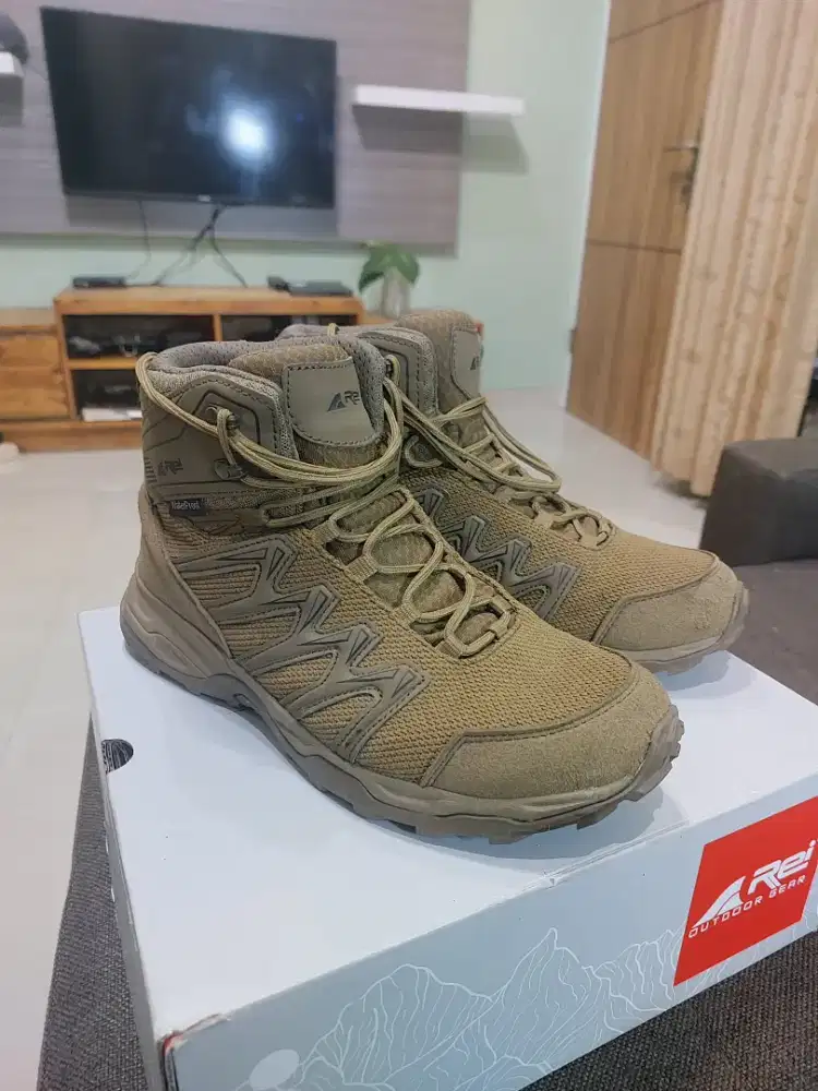 Sepatu Gunung Arei Montreal