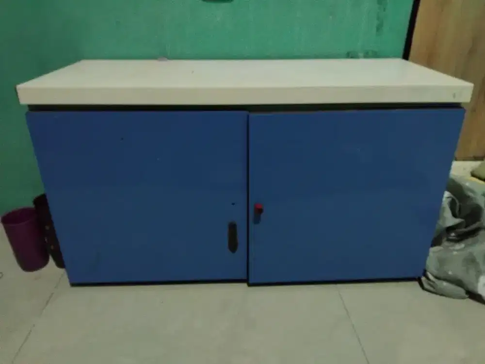 Meja tv bahan kayu dilapis acrilyc