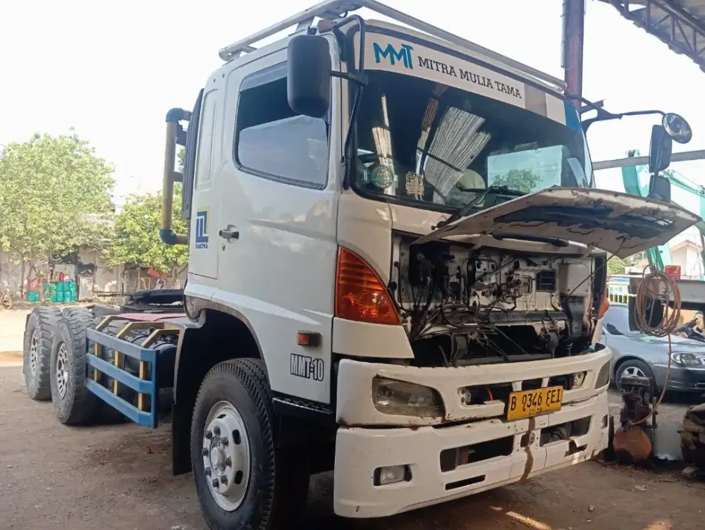 Head traktor Hino lohan plus ekor 40 feet tahun 2015
