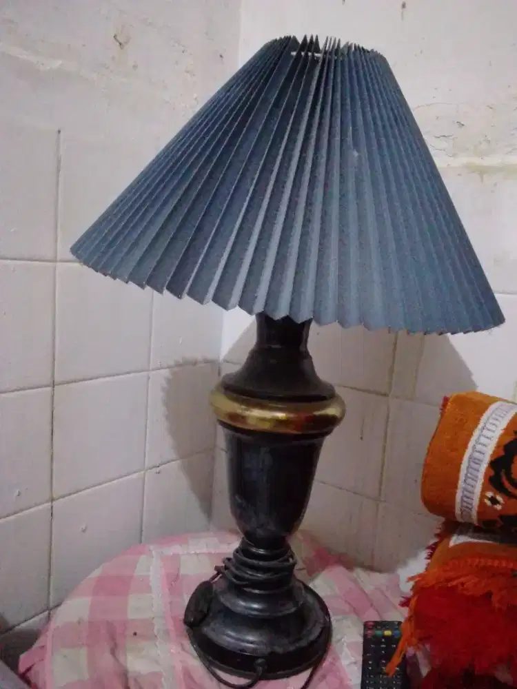 Lampu tidur sudut