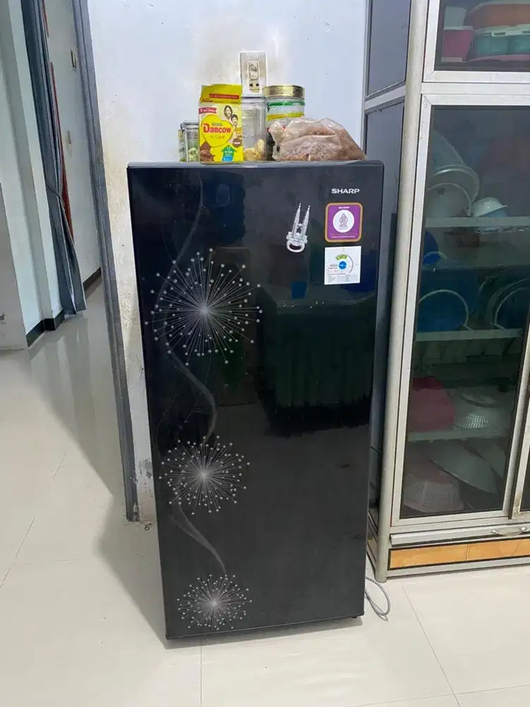 Di jual kulkas pemakaian satu tahun
