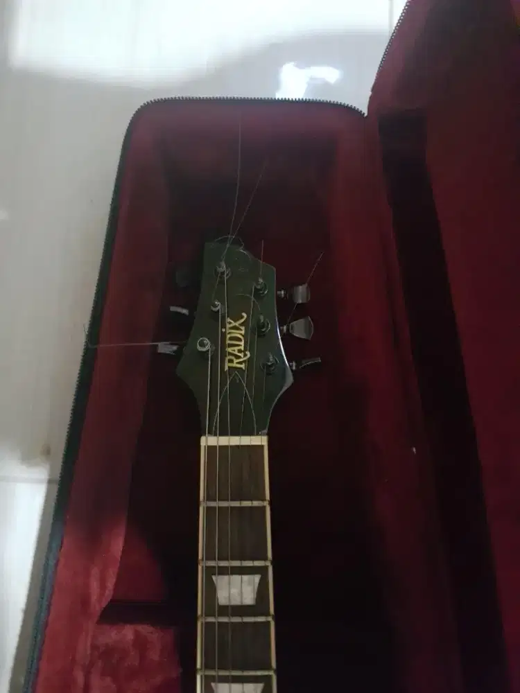 Gitar Radix warna hitam
