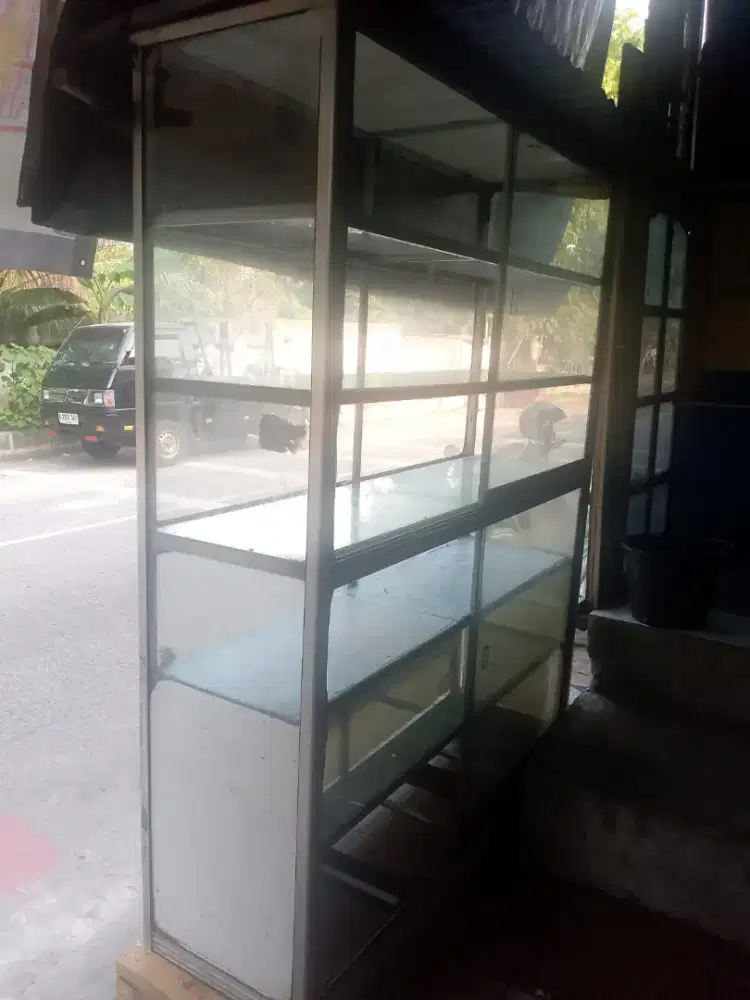 Di etalase 6 lantai ukuran L 150 x T 200 x L samping 45 cm