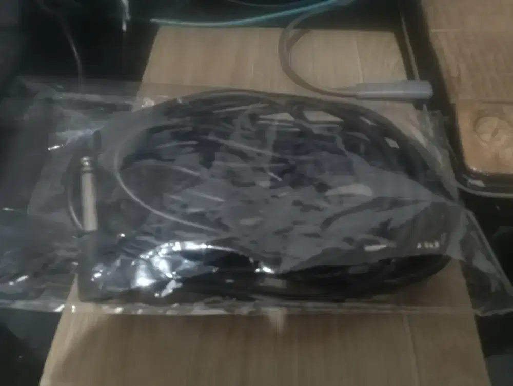 Kabel jack gitar listrik 
Panjang 3 meter 
Baru
Normal