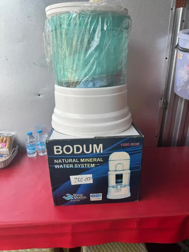 Merk Bodum. Natural mineral water system