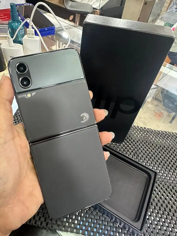 Second Samsung Galaxy Z Flip 4 8/256GB Graphite Ex Garansi Resmi Sein