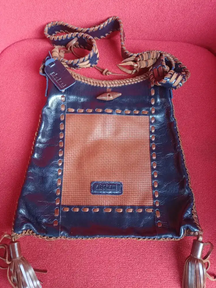Tas selempang kulit abekani