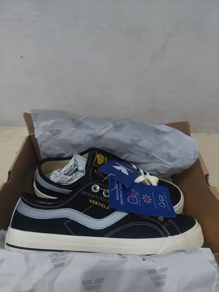 Sepatu Ventela New Public Low Black Natural
