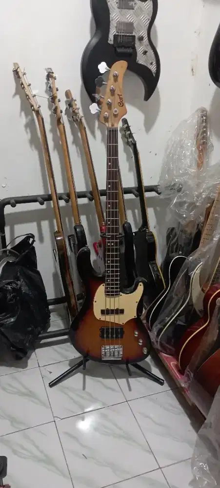 Bass Aktif 4 String. CORT GB 34-A
