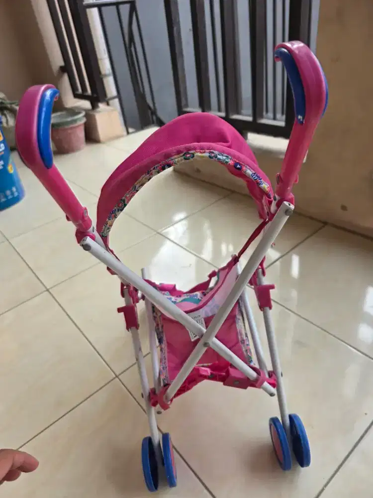 Mainan kereta dorong balita